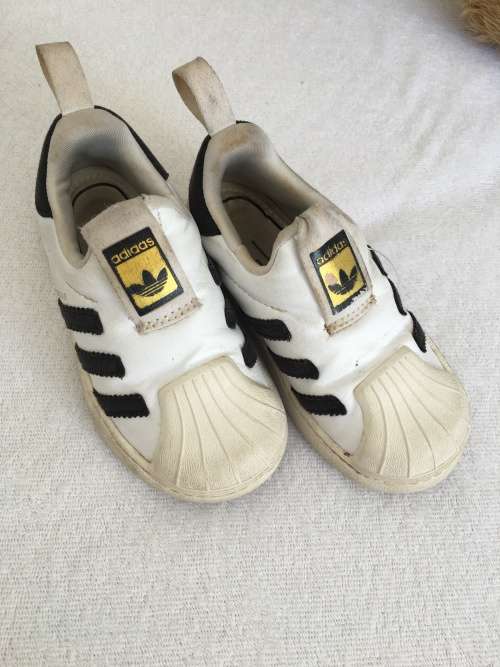 ***Lockdown Specials : Cute Original Puma Takkies ***