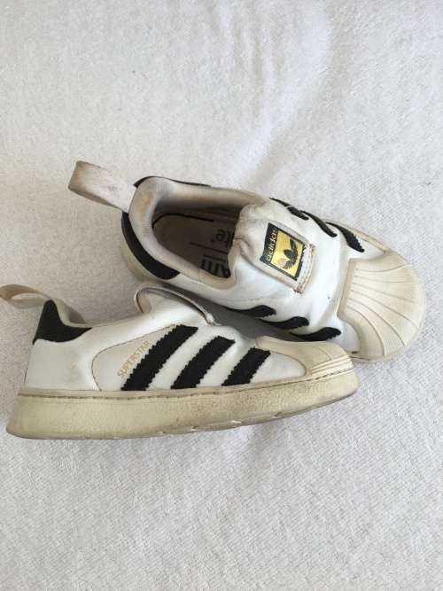 ***Lockdown Specials : Cute Original Puma Takkies ***