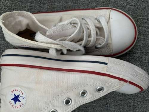80% Off February sale : Converse Takkies