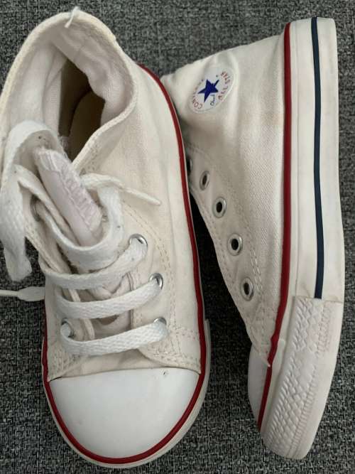 80% Off February sale : Converse Takkies
