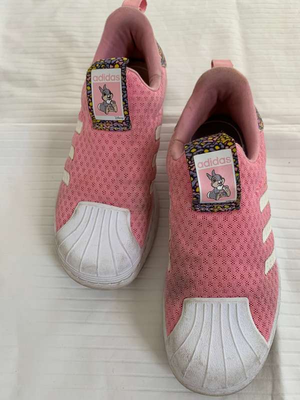 **80% off comfy Adidas takkies**