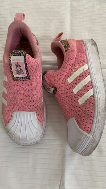 **80% off comfy Adidas takkies**