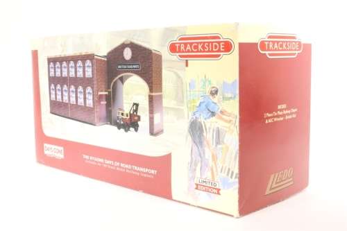 2 piece tinplate British Railways depot with AEC wrecker truck