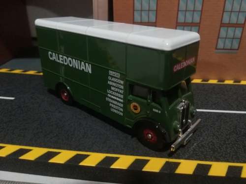 Guy Pantechnicon ``Waring and Gillow`