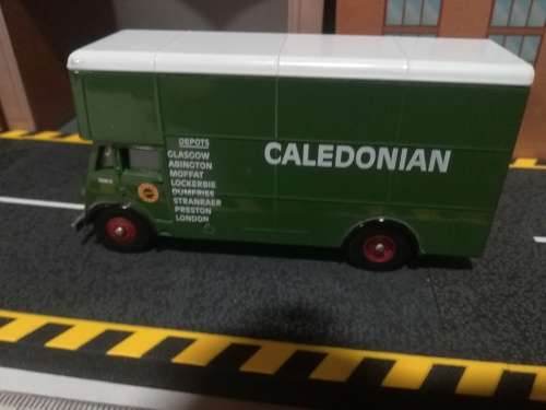 Guy Pantechnicon ``Waring and Gillow`