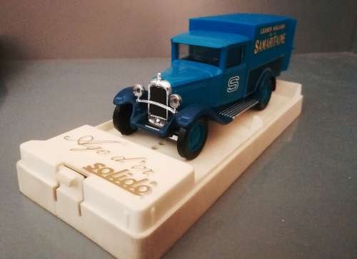 Samaritaine Blue Delivery Truck