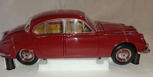 1967 Daimler 250 V8 RHD, Regency Maroon