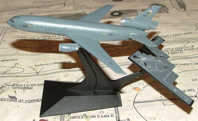 DRAGON WINGS 1/400 KC-10 EXTENDER AND B-2 SPIRIT.