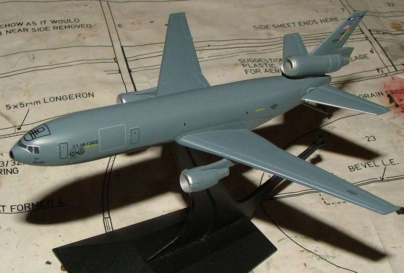 DRAGON WINGS 1/400 KC-10 EXTENDER AND B-2 SPIRIT.