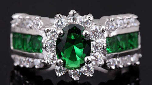 STUNNING EMERALD 18K WHITE GOLD FILLED DRESS RING