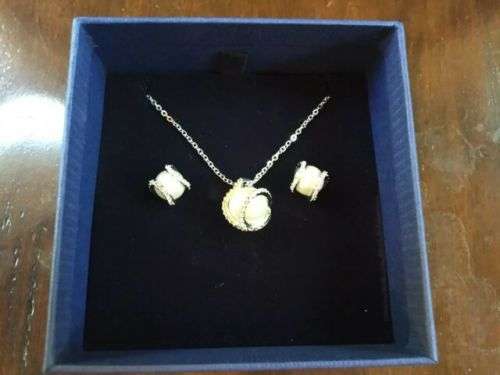 ***SWAROVSKI COLLECTION*** GENUINE SWAROVSKI PEARL NUDE NECKLACE AND EARRING SET 1081922!!