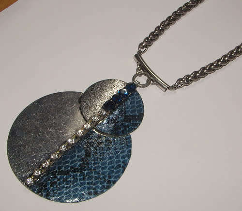 GORGEOUS NECKLACE AND EARRINGS SET