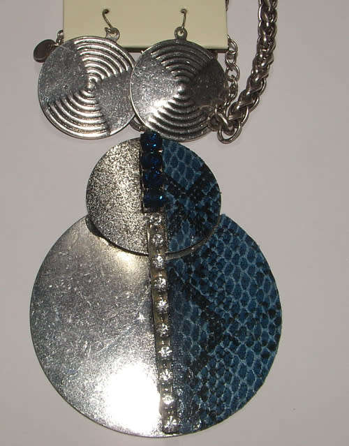 GORGEOUS NECKLACE AND EARRINGS SET
