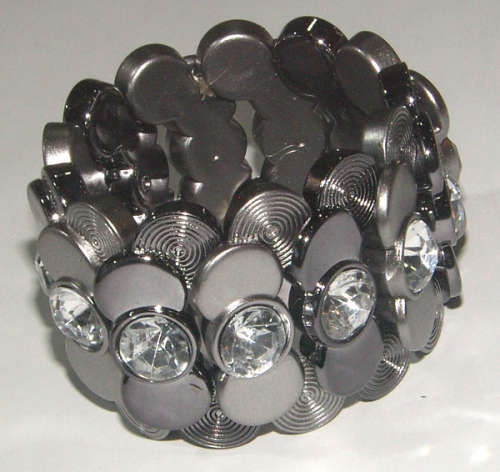 STUNNING BROAD  LUCITE BEAD STRETCHY BRACELET WITH RHINESTONES!