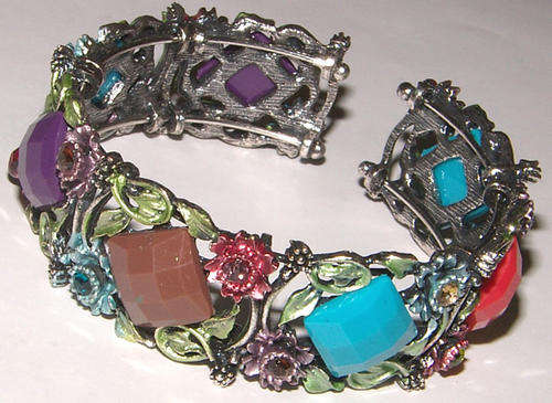 ***STUNNING!!!*** DESIGNER INSPIRED VINTAGE STYLE FLORAL BANGLE!