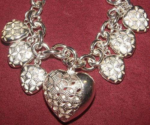 ***L@@@@K!!*** STUNNING HEAVY SILVER BRACELET WITH PRETTY HEART CHARMS!!