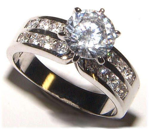 **BEAUTIFUL** SPARKLING DIAMOND SOLITAIRE RING - EXCEPTIONAL QUALITY!