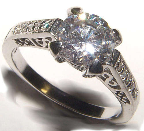 **BEAUTIFUL** SPARKLING DIAMOND SOLITAIRE RING - EXCEPTIONAL QUALITY!