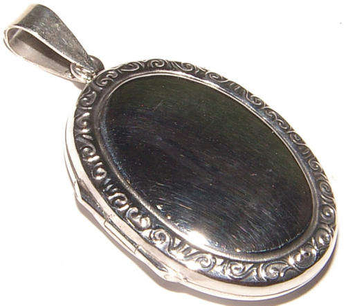 ***BEAUTIFUL GIFT!!*** SOLID .925 Sterling Silver Engraved Locket!