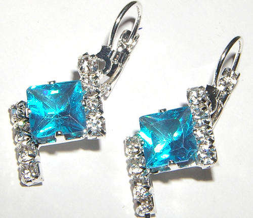 *** PRETTY*** RHINESTONE DANGLING EARRINGS!!!