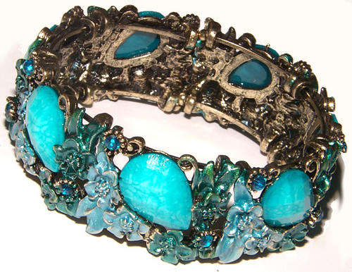 ***STUNNING!!!*** DESIGNER INSPIRED VINTAGE STYLE FLORAL BANGLE!