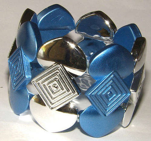 STUNNING COLOUR! BROAD LUCITE BEAD STRETCHY BRACELET!