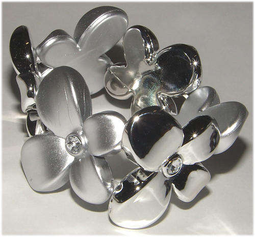 STUNNING BROAD LUCITE BEAD STRETCHY BRACELET WITH RHINESTONES!