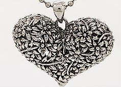 ***BEAUTIFUL DETAIL!!! ***  SILVER 3D HOLLOW HEART PENDANT WITH CHAIN!