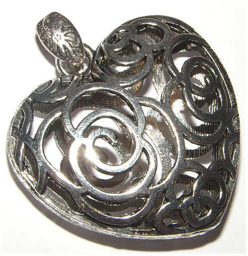 ***STUNNING***  SILVER 3D HOLLOW HEART PENDANT!