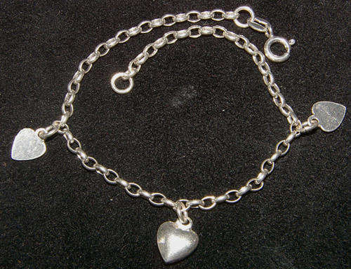 ***BEAUTIFUL!!*** SOLID STERLING SILVER SWEET HEART CHARM BRACELET!