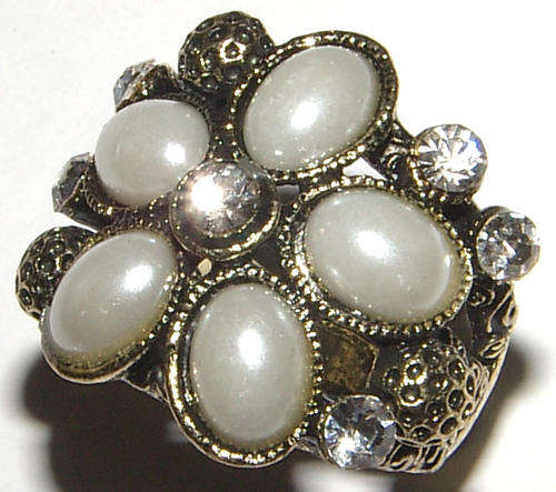 ***ELEGANT!!!*** BEAUTIFUL RHINESTONE AND PEARL DRESS RING!