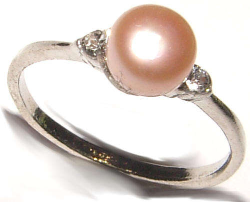 ***ELEGANT!!!*** NATURAL FRESHWATER PEARL SOLITAIRE RING!