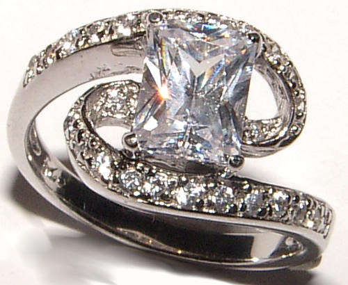**BEAUTIFUL** SPARKLING DIAMOND SOLITAIRE RING - EXCEPTIONAL QUALITY!