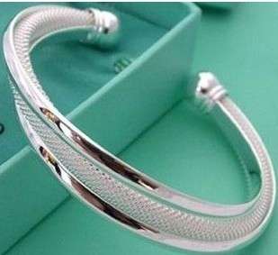 ***L@@@@K!!*** STUNNING SILVER BANGLE!!