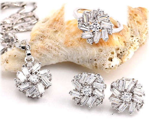 ***WOAW!!!***STUNNING TOPAZ WHITE GOLD NECKLACE, RING AND EARRINGS SET!!