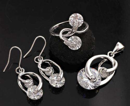 ***WOAW!!!***STUNNING TOPAZ WHITE GOLD NECKLACE, RING AND EARRINGS SET!!