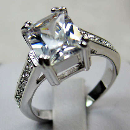 ***GORGEOUS***STUNNING WHITE GOLD SOLITAIRE RING!!!