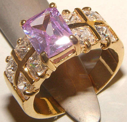 ***WOAW!!!***STUNNING LAVENDER CZ YELLOW GOLD RING!!!