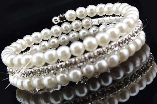 ***NEW*** BEAUTIFUL MULTI STRAND PEARL AND RHINESTONE BRACELET!