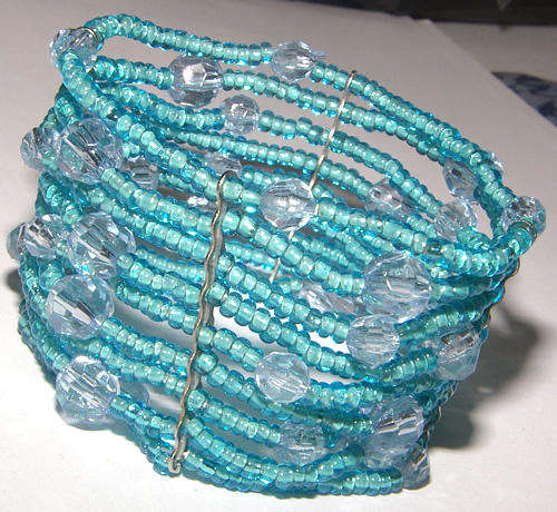 ***PRETTY AS A PICTURE!!*** MULTISTRAND LUCITE STRETCHY BRACELET!