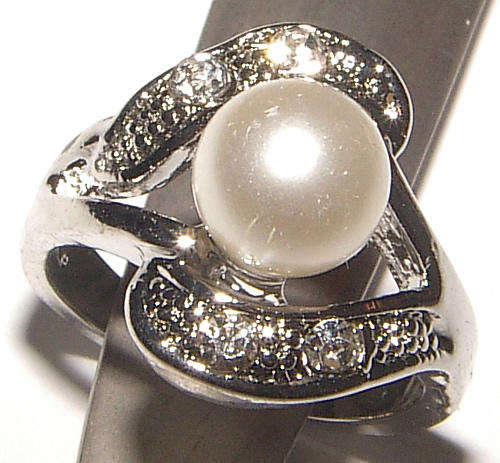 ***ELEGANT!!!*** SWEET FAUX PEARL SOLITAIRE RING!