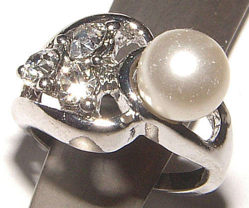 ***ELEGANT!!!*** SWEET FAUX PEARL SOLITAIRE RING!