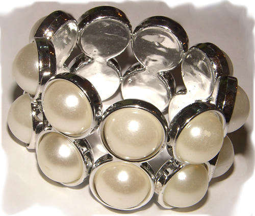 STUNNING BROAD PEARLY BEAD STRETCHY BRACELET!