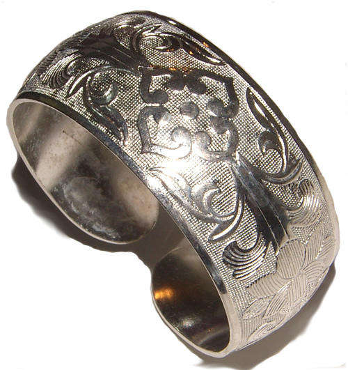 ***L@@@@K!!*** STUNNING ENGRAVED SILVER BANGLE!!