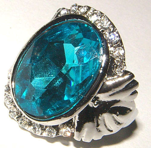 **SIZE 8.75**GORGEOUS BOLD DRESS RING WITH LUCITE CRYSTAL AND RHINESTONES!