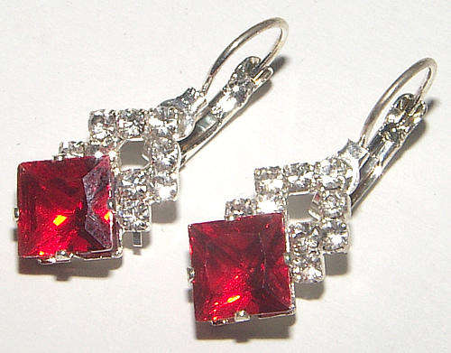 *** PRETTY*** RHINESTONE DANGLING EARRINGS!!!