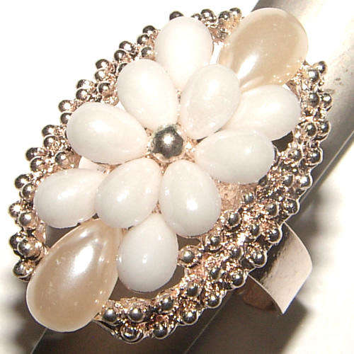 **PEARLY COLLECTION** GORGEOUS DRESS RING WITH GLASS AND PEARL BEADS.