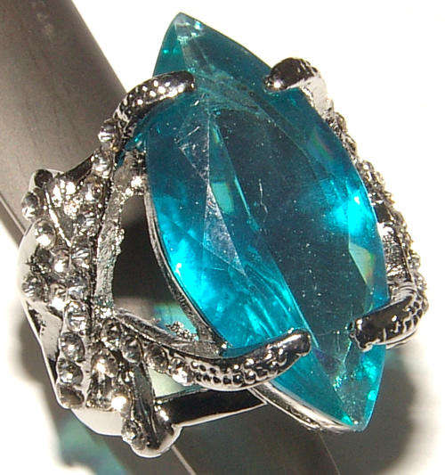 **BOLD!**LUCITE CRYSTAL AND RHINESTONE DRESS RING!