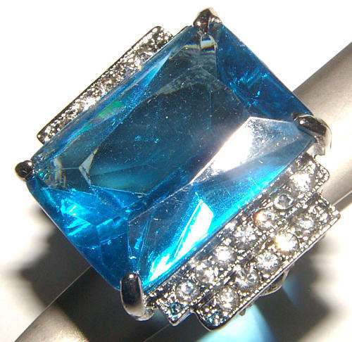 **BOLD!**LUCITE CRYSTAL AND RHINESTONE DRESS RING!
