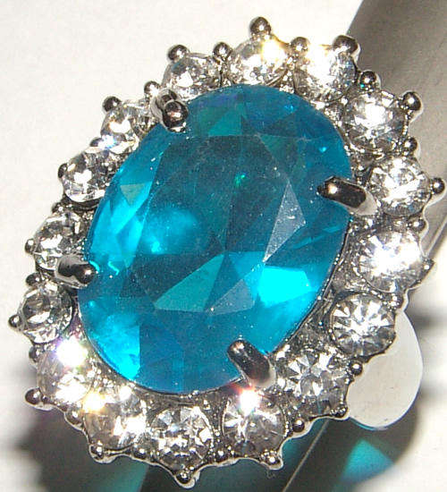 **BOLD!**LUCITE CRYSTAL AND RHINESTONE DRESS RING!